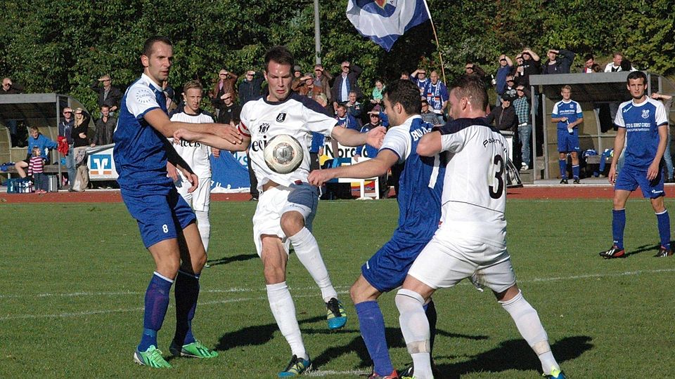 Tabellenführer Papenburg (in Weiß) und Dörpen bekommen es unter der Woche mit Aufsteigern zu tun. Foto: Stefan Schaa