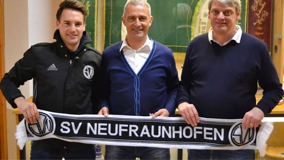 Kapitän Michael Gerauer (li.) und Vorstand Georg Holzner (re.) heißen Neu-Coach Oliver Hampe Willkommen  Foto: Ostermaier