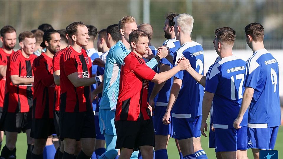 Der SV Johannisberg (blaue Trikots) muss auf ein die Schützenhilfe von Türk Spor SWA hoffen, die gegen den SSV Hattenheim (rote Trikots) gewinnen müssen. Dann würde der SVJ mit einem Sieg bei RaMa II den zweiten Platz erklimmen.