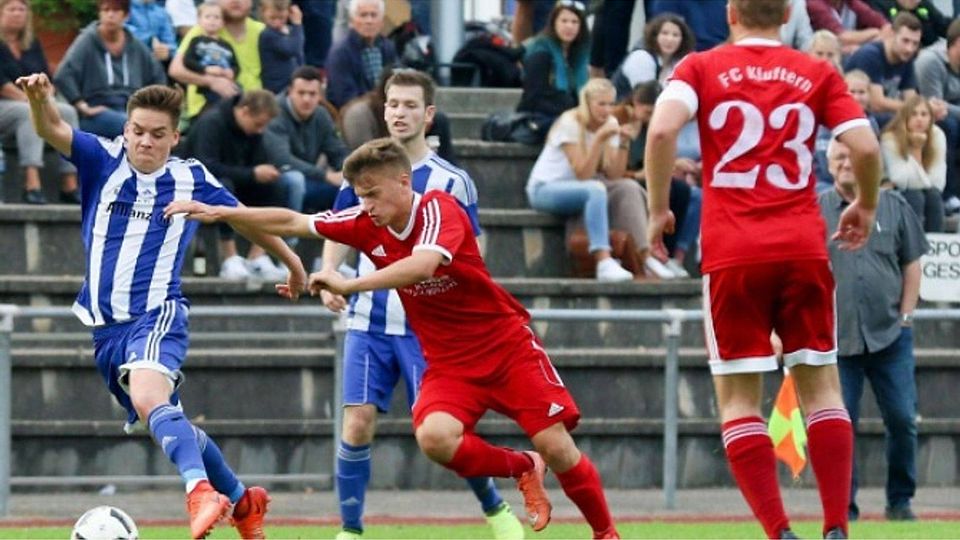 Der TuS Immenstaad (links, am Ball) setzt sich im Derby gegen den FC Kluftern durch. Foto: alho