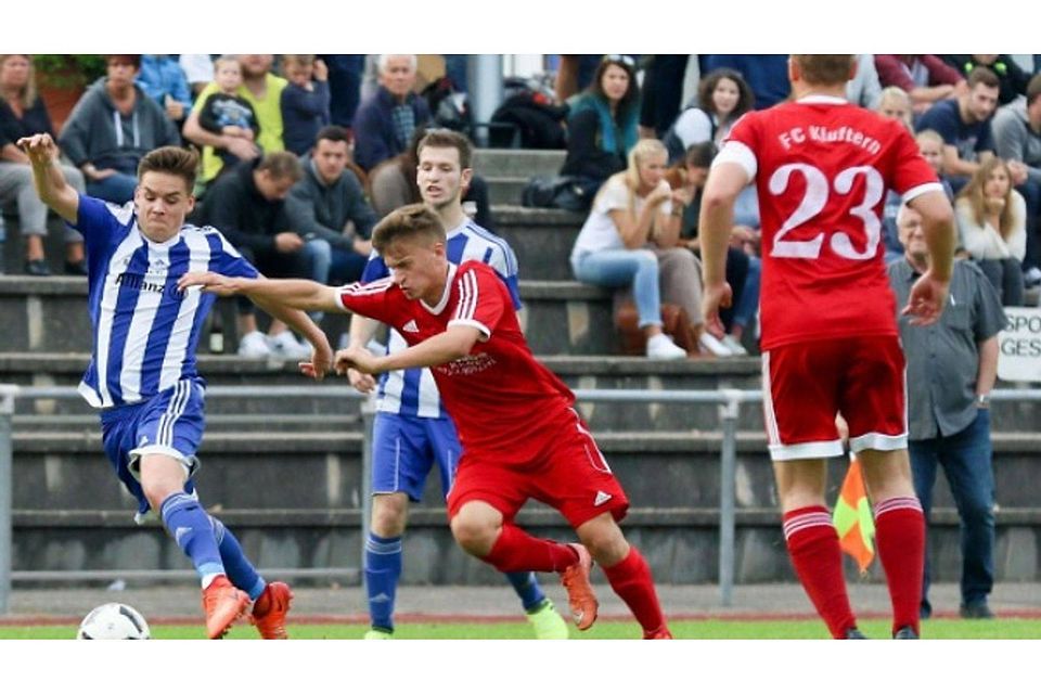 Der TuS Immenstaad (links, am Ball) setzt sich im Derby gegen den FC Kluftern durch. Foto: alho