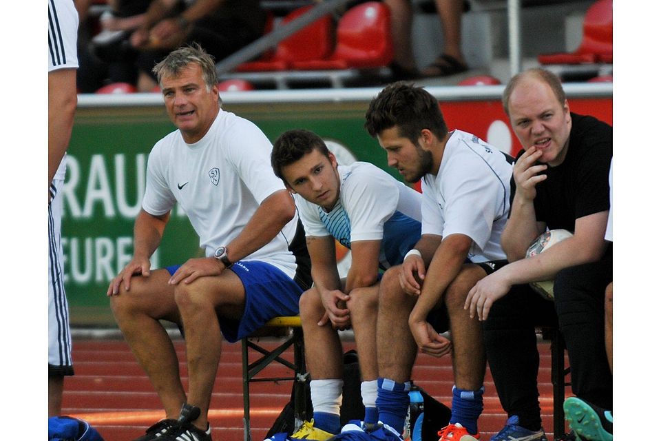 Von der Leistung seiner Schützlinge zeigte sich Kaufbeurens Coach Fred Jentzsch (links) erschreckt.  F.: Walter Brugger