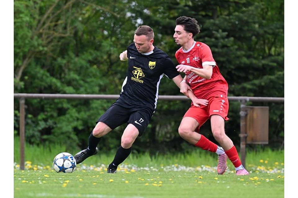 Der Geinsheimer Yannik Brehm (links) schirmt den Ball vor dem Büttelborner Emincan Özbek ab.