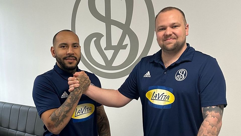 SpVgg-Manager Max Maier (re.) mit Neuzugang Dominik Weiß 