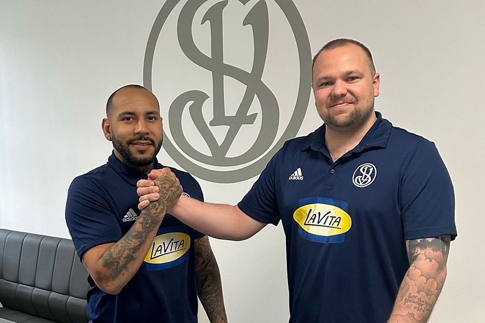 SpVgg-Manager Max Maier (re.) mit Neuzugang Dominik Weiß 