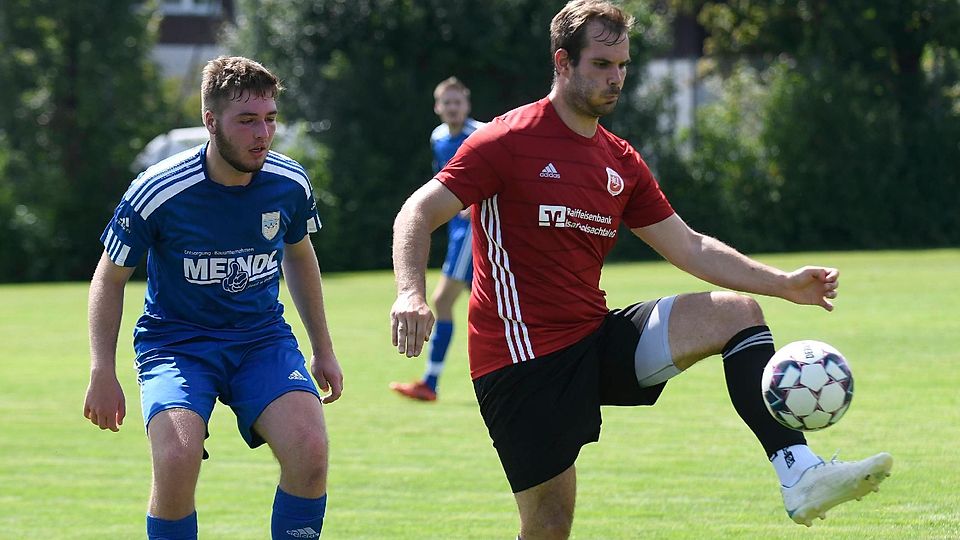 Heimvorteil: Simon Schraid (li.) und der SV Eurasburg wollen gegen Antdorf die Tabellenspitze verteidigen, während die Königsdorfer um Dennis Wiesinger gegen den ESV Penzberg einen Dreier einfahren wollen.