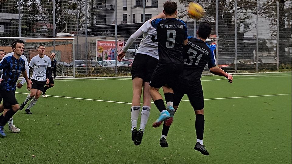 Hoher Einsatz und Aufwand vergebens: Der FC Neuhadern (hier Dennis Peterssen -links-, Nicolas Kröll -9-, Ricardo Wassermann -31-) musste sich vergangenen Samstag dem FC Alte Haide mit 1:2 geschlagen geben.