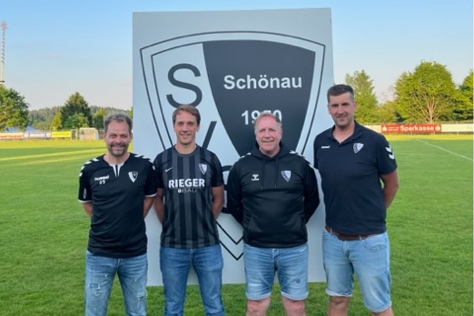 on links nach rechts: Uli Schmidhuber (Vorstand Sport SV Schönau), Andreas Steinbrunner (Co-Spielertrainer), Hans-Jürgen Nebauer (Trainer), Florian Stahlhofer (Abteilungsleiter SV Schönau).  