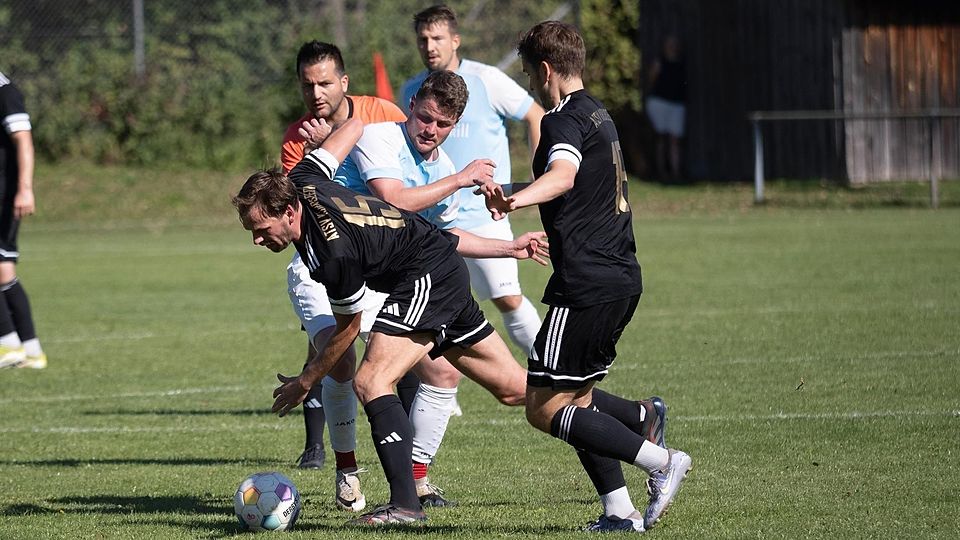 Um jeden Zentimeter kämpften Hohenlindens Kicker um Max Attenberger (Mitte, weiß) und Kirchseeon mit Josip Puljic (li.) und Filip Karanikolas. Der SVH hielt den ATSV auf Distanz.