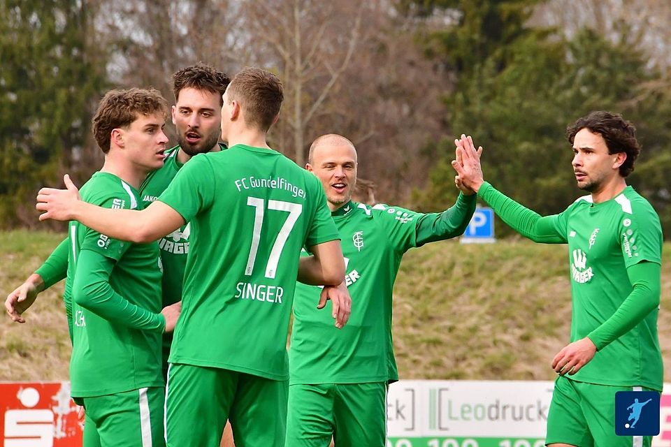Der FC Gundelfingen reist mit Rückenwind nach Pipinsried: Neun Punkte aus den vergangenen drei Spielen sprechen für die starke Form der Mannschaft. Trotz des positiven Laufs muss Coach Thomas Rudolph personell umbauen, nachdem im Spiel gegen Schalding gleich zwei Stammspieler mit Platzverweisen vom Feld mussten.
