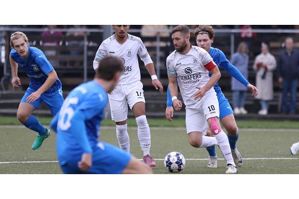 Fußball-Gruppenliga-Goalgetter Dennis Rakowski (am Ball) kann diesmal nicht wie gewohnt Akzente setzen, sodass sich sein VfL Biedenkopf mit 0:2 bei der SG Kinzenbach geschlagen geben muss. (Archivbild) © Jens Schmidt