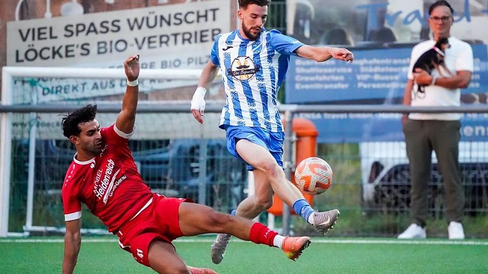 Bei der Rückkehr an alte Wirkungsstätte gewann Björn Wiesenäcker (rechts) mit dem VfB Ginsheim) das Gruppenliga-Spiel bei der SKV Büttelborn (links  Ilias Zariouh.	Foto: Marc Schüler