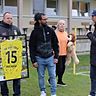 Abschied beim SV Bad Tölz: Hicham Aqabli (Mitte) bekommt ein von allen Spielern unterschriebenes Trikot
 von SVT-Vorsitzendem Sebastian John (re.).