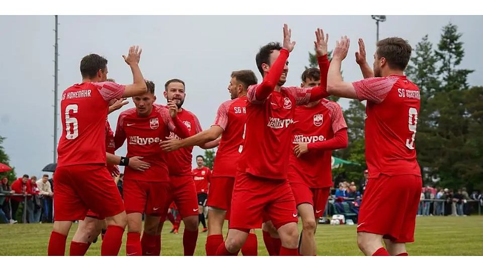 Jubel bei der SG Hohenahr: Dank eines klaren 5:0-Heimerfolgs gegen den SC Münchholzhausen/Dutenhofen II hat sich die Truppe um Spielertrainer Steffen Jordan den direkten Klassenerhalt gesichert. Jubel bei der SG Hohenahr: Dank eines klaren 5:0-Heimerfolgs gegen den SC Münchholzhausen/Dutenhofen II hat sich die Truppe um Spielertrainer Steffen Jordan (r.) den direkten Klassenerhalt gesichert. © Isabel Althof