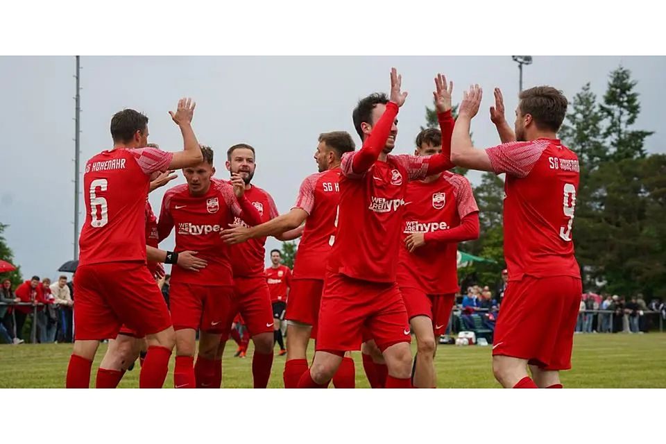 Jubel bei der SG Hohenahr: Dank eines klaren 5:0-Heimerfolgs gegen den SC Münchholzhausen/Dutenhofen II hat sich die Truppe um Spielertrainer Steffen Jordan den direkten Klassenerhalt gesichert. Jubel bei der SG Hohenahr: Dank eines klaren 5:0-Heimerfolgs gegen den SC Münchholzhausen/Dutenhofen II hat sich die Truppe um Spielertrainer Steffen Jordan (r.) den direkten Klassenerhalt gesichert. © Isabel Althof