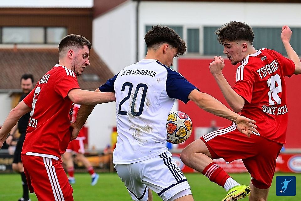 Aktuell auf dem Schleudersitz: der TSV Nürnberg-Buch, der's aber als aktuell bayernweit bester Landesliga-15. an den beiden Schlussspieltagen in der eigenen Hand hat! Aktuell auf dem Schleudersitz: der TSV Nürnberg-Buch, der's aber als aktuell bayernweit bester Landesliga-15. an den beiden Schlussspieltagen in der eigenen Hand hat!