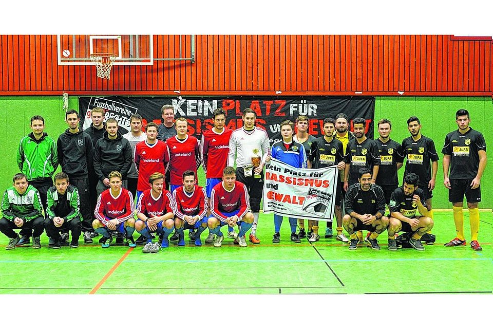 Der Hambacher SV (rotes Trikot) war der Sieger beim 14. Walfried-Börsch-Gedächtnisturnier, Zweiter wurde der SV Jülich 12 (rechts). Foto: Król