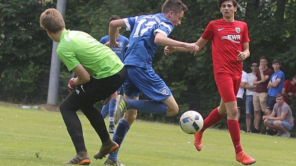 Bei den B-Junioren wurde die Wormser Dominanz gebrochen. Gegen den TSV Gau-Odernheim II (blau) unterlag Wormatia Zweite im Finale mit 1:2.	Foto: photoagenten/Axel Schmitz