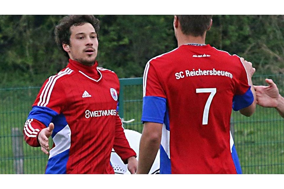 Matchwinner im Derby: Reichersbeuerns Klausi Steinbacher (li.) traf dreimal gegen die Gaißacher Reserve.  Foto: Scheitterer