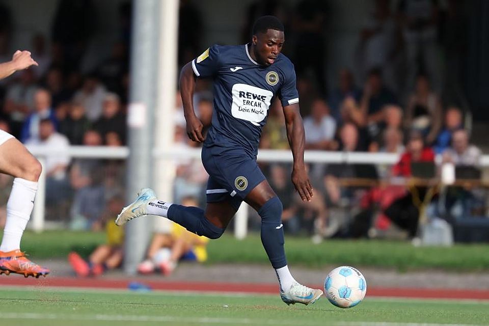 Mit ganz viel Tempo unterwegs: Irwin Pfeiffer erzielte gegen CSC Kassel den Siegtreffer - diesmal mit dem Kopf. Foto: Joaquim Ferreira Mit ganz viel Tempo unterwegs: Irwin Pfeiffer erzielte gegen CSC Kassel den Siegtreffer - diesmal mit dem Kopf. Foto: Joaquim Ferreira