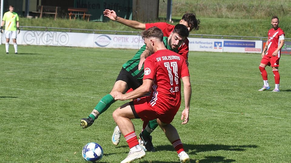 Bis in die Schlussminuten führten Nico Huber (dunkles Trikot) und der SV Weichs gegen den SV Sulzemoos (im Bild Fabian Ziller), dann mussten sie noch den Ausgleich hinnehmen.
