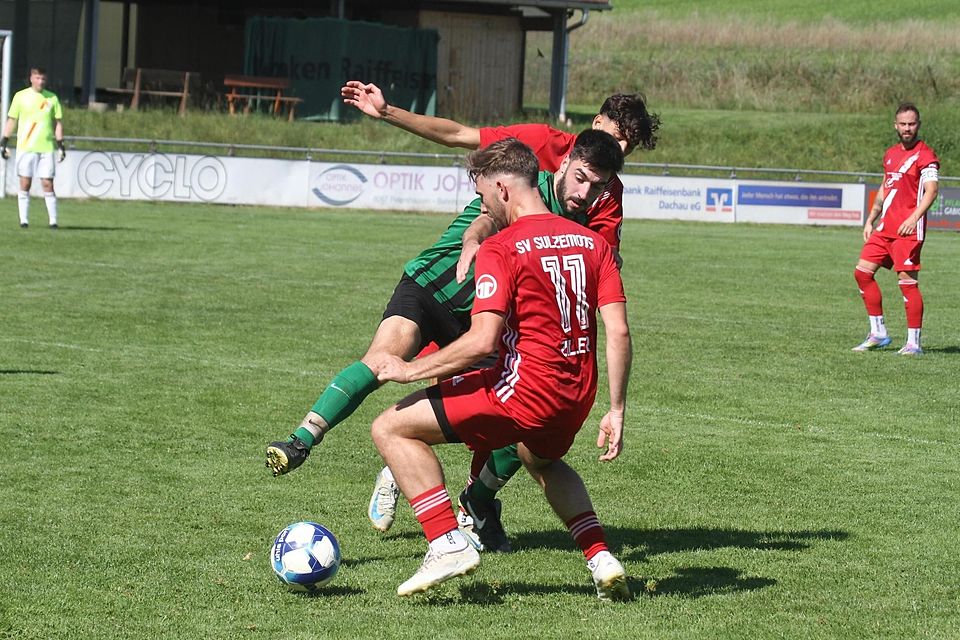 Bis in die Schlussminuten führten Nico Huber (dunkles Trikot) und der SV Weichs gegen den SV Sulzemoos (im Bild Fabian Ziller), dann mussten sie noch den Ausgleich hinnehmen. Bis in die Schlussminuten führten Nico Huber (dunkles Trikot) und der SV Weichs gegen den SV Sulzemoos (im Bild Fabian Ziller), dann mussten sie noch den Ausgleich hinnehmen.