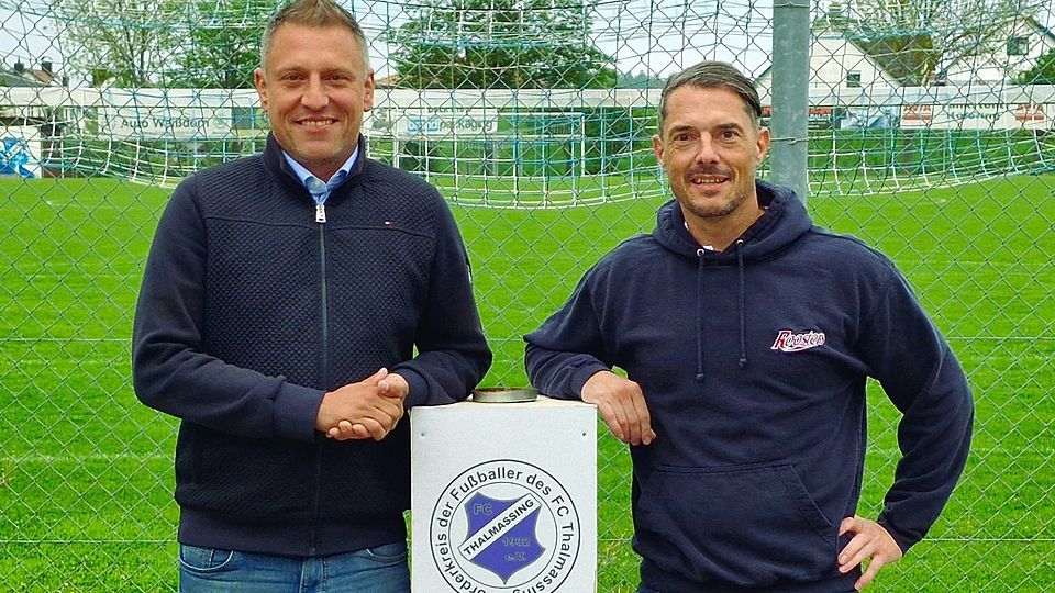 Abteilungsleiter Oliver Brunnberg (r.) begrüßt Gregor Mrozek als neuen Trainer.