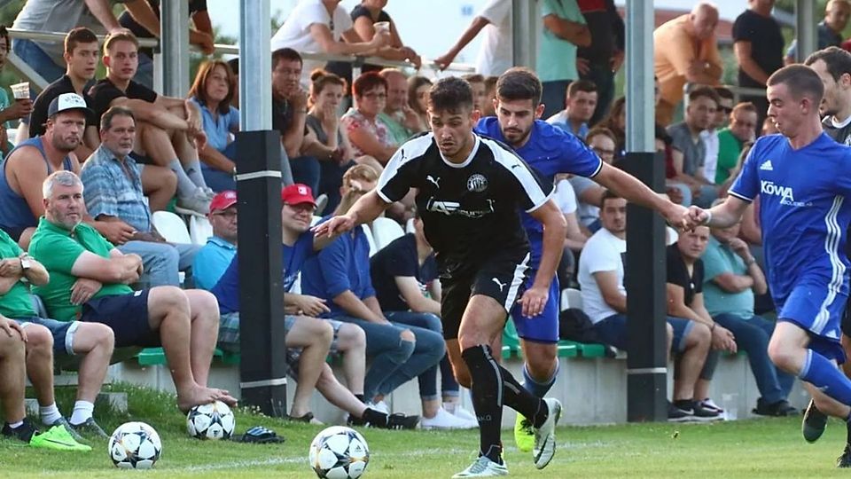 Atkan Göksu (am Ball) verstärkt den SV Türk Gücü Straubing 