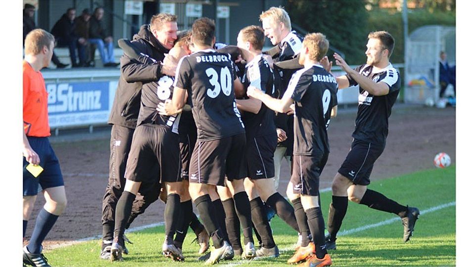 Jubeltraube: Der Delbrücker SC belohnte sich für seinen engagierten und starken Auftritt mit einem 1:0. Das Tor wurde ausgiebig bejubelt. F: Heinemann