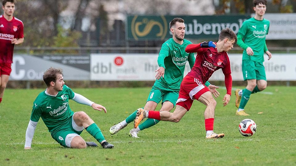 Julian Kiener (in Rot) erzielte für die SpVgg Pfreimd das einzige Tor des Abends.