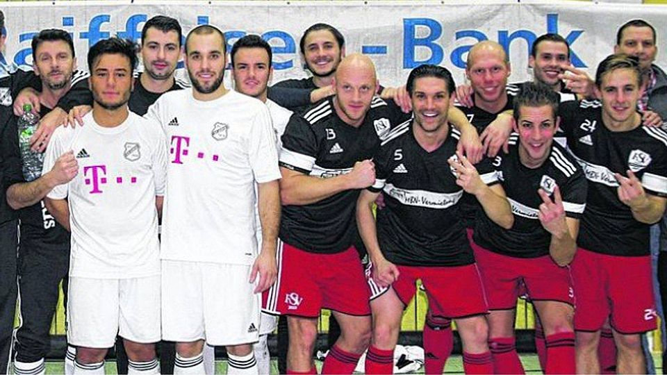 Während sich die Kicker von Columbia Donnerberg (rechts) über die Titelverteidigung freuten, fiel das Lächeln beim Finalisten SV St. Jöris naturgemäß gequält aus. Foto: Volker Rüttgers