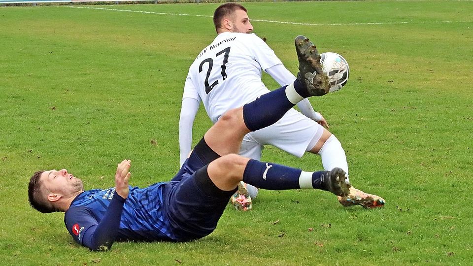 TSV Neuried gegen TSV Gräfelfing am 08.11.25 ab 14 Uhr. Am Ball: Nr. 18 Gräfelfing, Nr. 27 Neuried. Foto: Dagmar Rutt