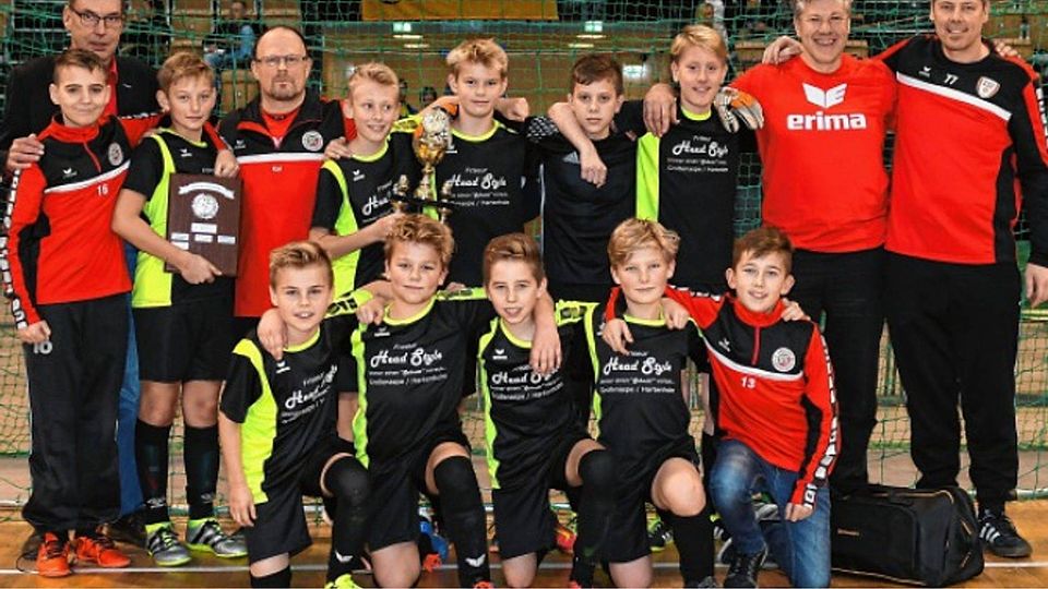 Hallenkreismeister bei den D-Junioren wurde die SG Boostedt/Großenaspe. Der 1. Vorsitzende des Kreisfußballverbandes, Stephan Beitz (hinten links), gratulierte Jay Jay Wehde, Jordan Hein, Betreuer  Kai Broßeit, Jan Roger, Finn-Luca Guckuk, Tjorve Steinhilb, Hennes Brockmann, Trainer Stefan Roger, Co-Trainer Sascha Siemssen (hinten von links), Lennart Zeller, Cajo Schmidt, Meiko Steffen,  Tim Siems