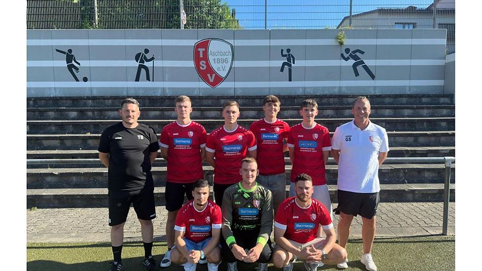 Trainer Thomas Baucsek (links)und Abteilungsleiter Gerhard Sauerwein (rechts) freuen sich über die Neuen.	Foto: TSV Aschbach