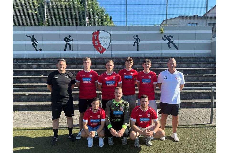 Trainer Thomas Baucsek (links)und Abteilungsleiter Gerhard Sauerwein (rechts) freuen sich über die Neuen.	Foto: TSV Aschbach
