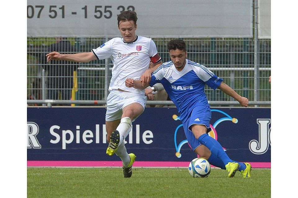 Deniz Cakmak (rechts) und der FV Ravensburg setzten sich gegen Hollenbach (Lukas Baumann) mit 2:0 durch. Derek Schuh