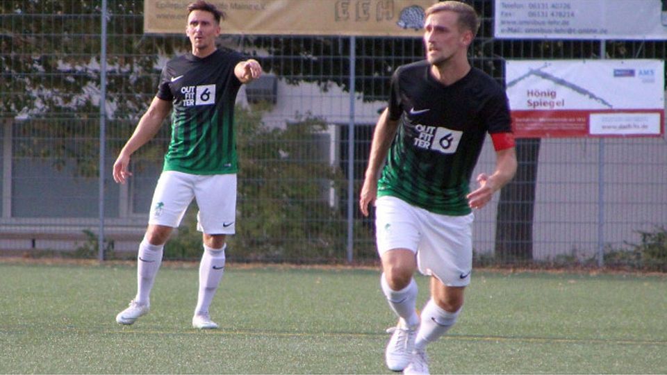 Am liebsten wirbelt das Bruder-Duo gemeinsam auf der linken Außenbahn: Dennis Ritz (rechts) im Mittelfeld, der vier Jahre ältere Marco in der Verteidigung. 	Foto: Guido Ritz