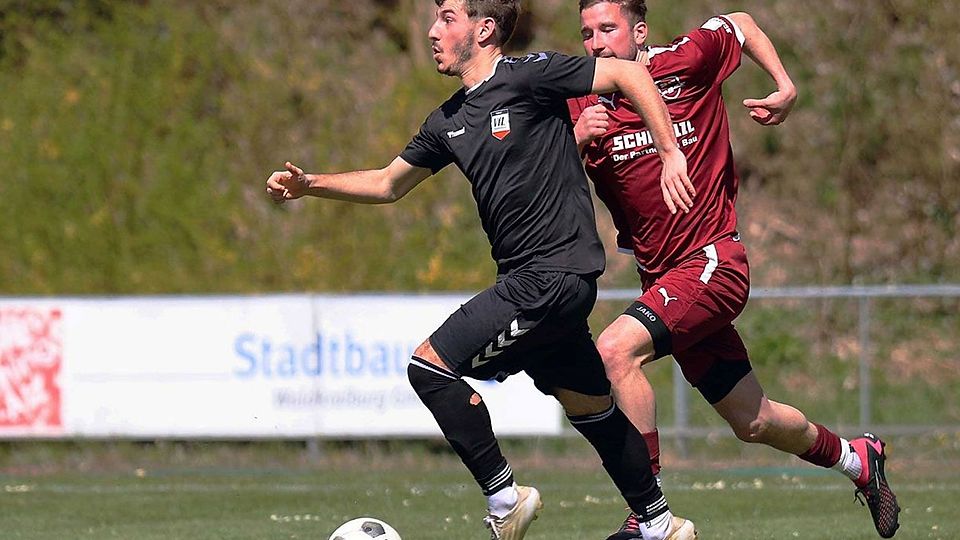 Der VfL Waldkraiburg (schwarze Trikots) musste die erste Runde gegen DJK Weildorf überstehen, um nicht direkt in die Kreisklasse abzusteigen.