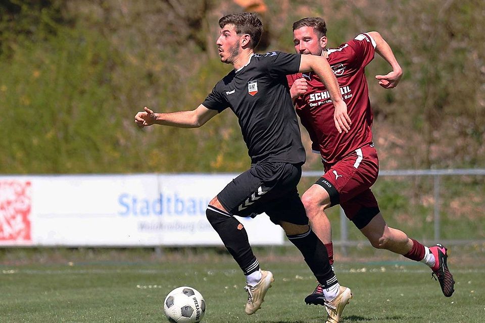Der VfL Waldkraiburg (schwarze Trikots) musste die erste Runde gegen DJK Weildorf überstehen, um nicht direkt in die Kreisklasse abzusteigen.