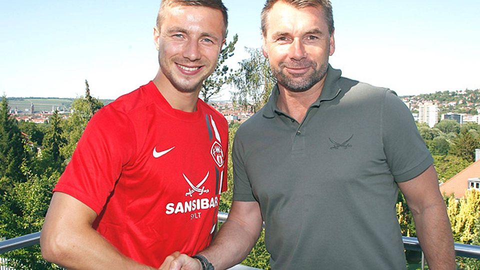 Coach Bernd Hollerbach (re.) begrüßt Neuzugang Paul Thomik über den Dächern Würzburgs.F: FWK