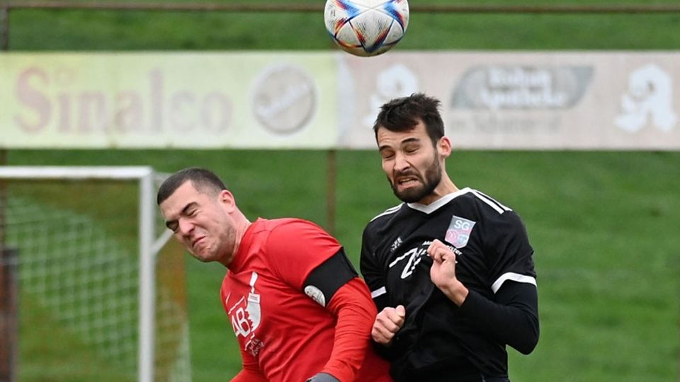 Keinen Sieger gab es im Derby beim 2:2 zwischen dem SC Kuhbach-Reichenbach (Pascal Geiger, links) und der SG Dörlinbach-Schweighausen (Tobias Hummel). 
