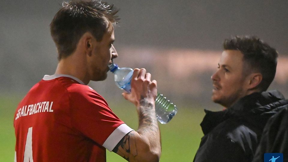 Den Schluck aus der Wasserpulle hat sich Ellscheids Verteidiger Matthias Alt redlich verdient: Zur Winterpause rangiert das von Markus Boos (rechts) trainierte Team im gesicherten Mittelfeld der Bezirksliga-Tabelle.