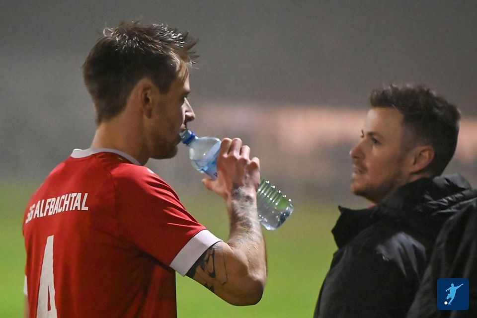 Den Schluck aus der Wasserpulle hat sich Ellscheids Verteidiger Matthias Alt redlich verdient: Zur Winterpause rangiert das von Markus Boos (rechts) trainierte Team im gesicherten Mittelfeld der Bezirksliga-Tabelle.