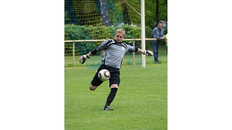 Perfekte Schusshaltung. Alexander Krok beim Abstoß. F: Bade
