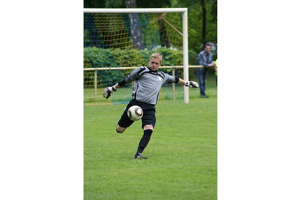 Perfekte Schusshaltung. Alexander Krok beim Abstoß. F: Bade