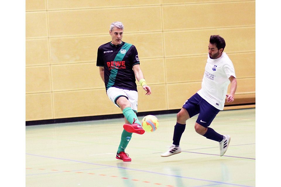 Spieler und Coach in Personalunion: Kagan Erol (l.) freut sich, dass er auch diese Saison selbst gegen den Ball tritt. Dagmar Rutt Spieler und Coach in Personalunion: Kagan Erol (l.) freut sich, dass er auch diese Saison selbst gegen den Ball tritt. Dagmar Rutt