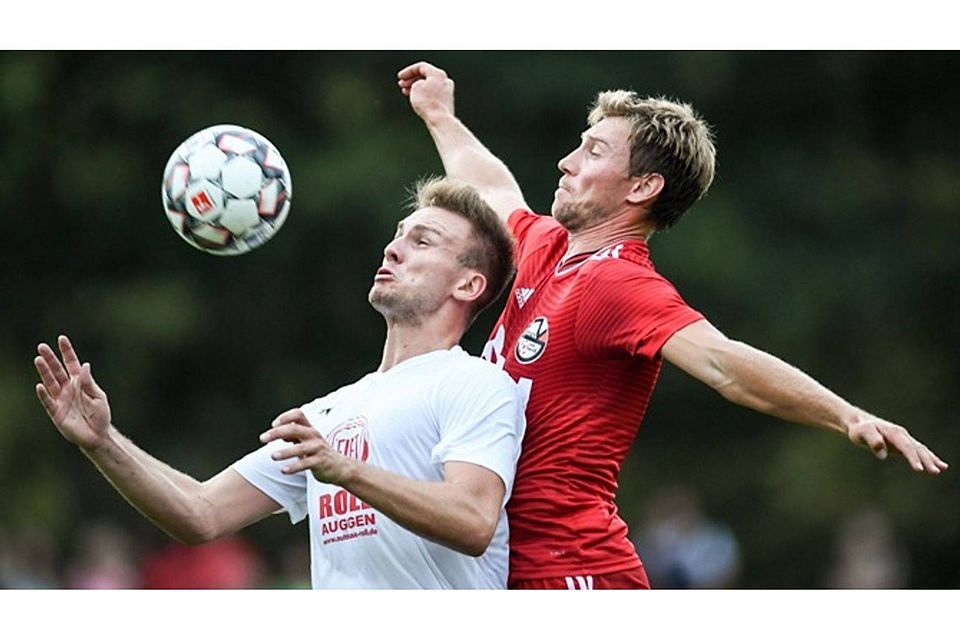 Traf doppelt für den FC Auggen: Neuzugang Nils Mayer (links, gegen den Stegener Julian Scholpp). | Foto: Patrick Seeger