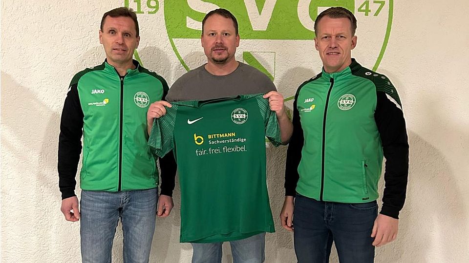 Harald Schmid (Mitte, Erster Vorsitzender des SV Gölshausen) mit dem zukünftigen Trainergespann Andreas Macelski (rechts) und Armin Bauer (links)