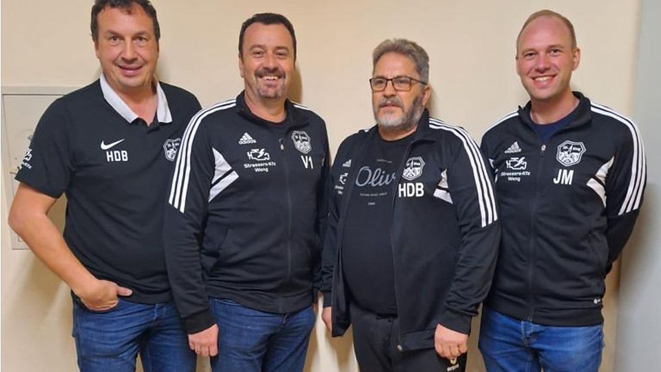 Manfred Kölbl (zweiter von rechts) soll bei den Wenger Fußballern einen Aufschwung herbeiführen 