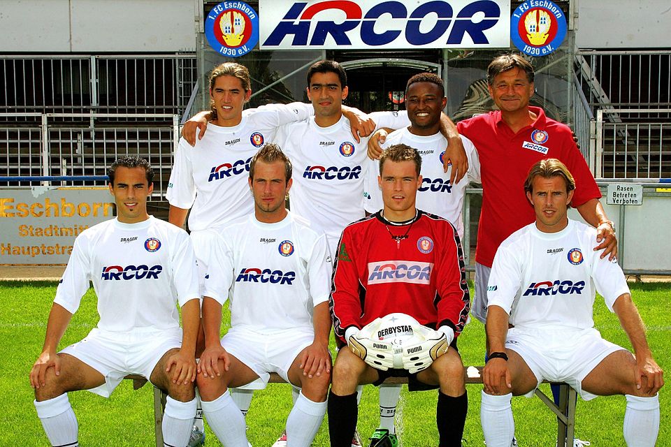 2005 wurde Metzger (hinten links) beim damaligen Regionalligisten FC Eschborn als Neuzugang vorgestellt.